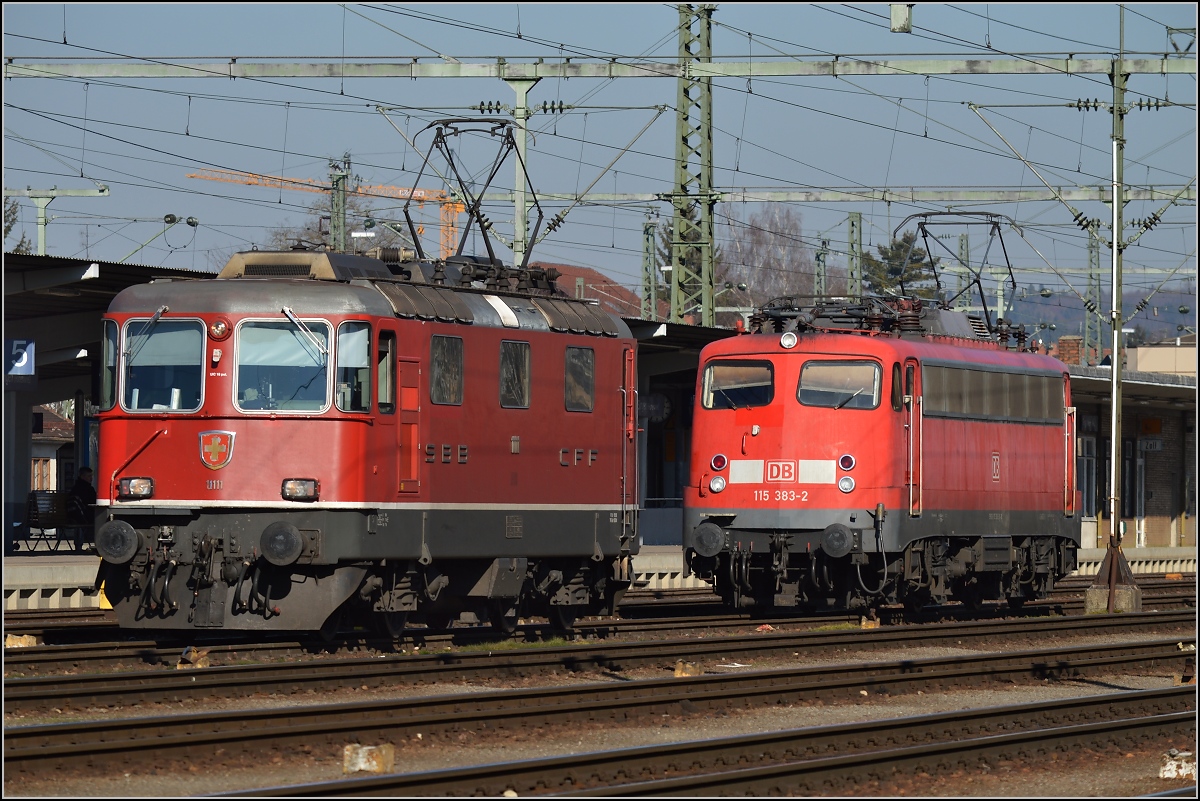 Für Walter... Die beiden alten Damen von der anderen Seite. Wahrscheinlich sind wir uns deswegen nicht auf die Füsse gestanden.
Gruss, Olli