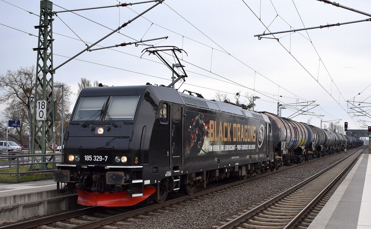 FWK - Fahrzeugwerk Karsdorf GmbH & Co. KG, Karsdorf [D] mit ihrer  185 329-7  [NVR-Nummer: 91 86 0185 329-7 DK-FWK] und einem Kesselwagenzug am 24.03.26 Durchfahrt Bahnhof Roßlau (Elbe).