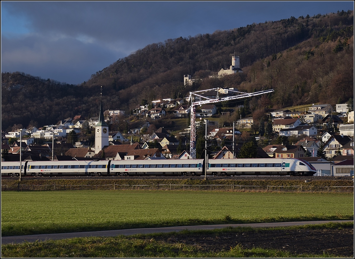 Gäubahnimpression mit ICN. Oensingen, Dezember 2016.