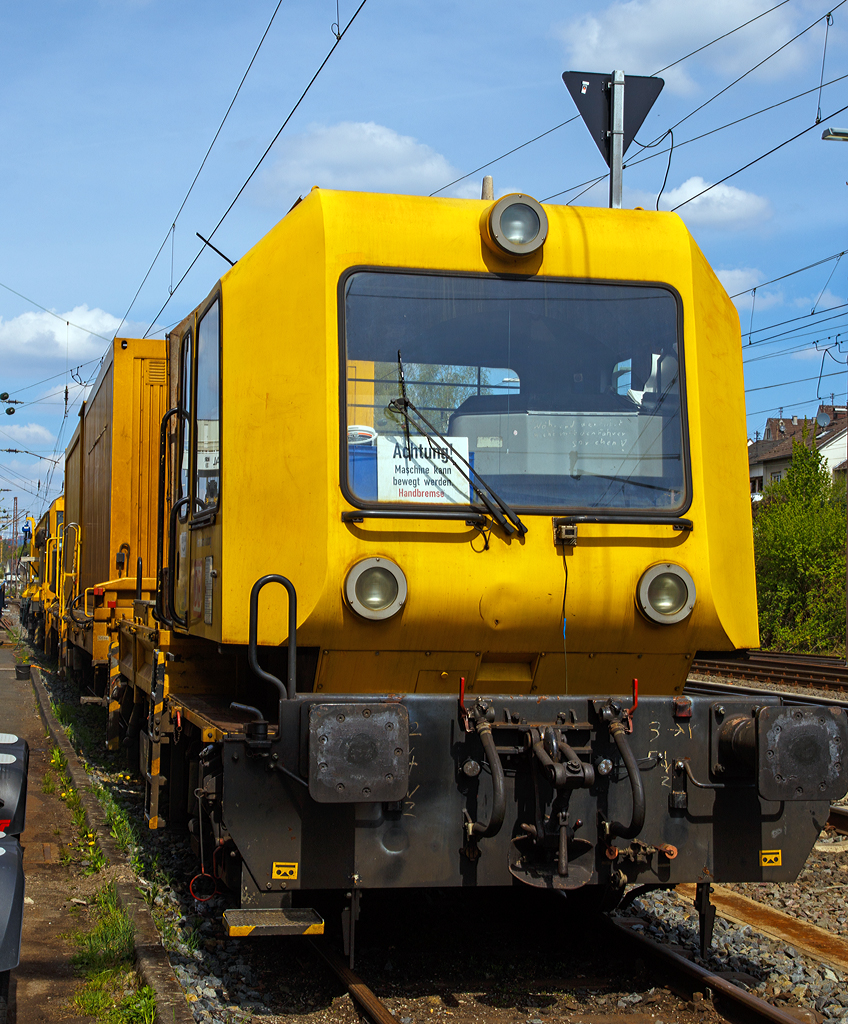 
GAF 100 R (Schweres Nebenfahrzeug Nr. 97 17 50 134 18-3) der DB Netz AG steht am 04.05.2015 in Kreuztal. Es dient als Steuerwagen des LINSINGER Schienenfräszug SF 03 FFS, Schweres Nebenfahrzeug Nr. D-DB 97 33 07 003 18-4. 

Technische Daten von dem GAF 100 R:
Hersteller: GBM (Gleisbaumechanik Brandenburg/H. GmbH)
Fabriknummer:  52.1.108 
Baujahr: 1996
Achsfolge: B
Länge über Puffer: 9.100 mm
Achsabstand: 4.800 mm
Höchstgeschwindigkeit (Hg): 100 km/h
Eigengewicht: 16 t
Zul. Anhängelast: 40 t, bzw. 80 t mit Regelzugeinrichtung dann Hg max. 60 km/h
Nutzlast : 5,0 t
Zur Mitfahrt zugel. Personen: 7
EBA-Nummer: EBA 96 P01 N007
Der Antrieb des zweiachsigen Fahrzeuges erfolgt von einem 6 Zylinder, wassergekühlten MAN D 0826 LOH 07 Dieselmotor mit 169 kW (230 PS) Leistung über Lastschaltwendegetriebe auf die Radsatzgetriebe.