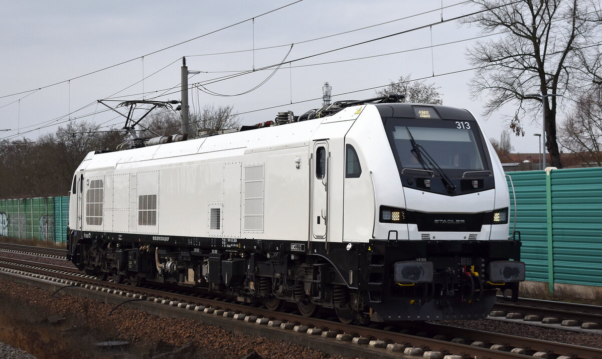 Ganz aktuell neu geleast von der  Rheinische Bahnpersonal- and Verkehrsgesellschaft mbH, Siegburg [D] die ELP Euro9000 Lok  2019 313-6  [NVR-Nummer: 90 80 2019 313-6 D-ELP] am 10.12.25 Höhe Bahnhof Rathenau.