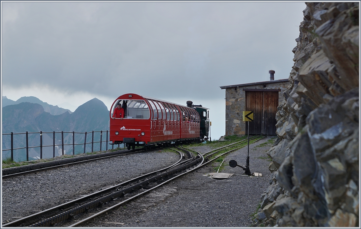 Ganz oben angekommen ist der letze Zug des Tages; für die Rückfahrt wird er freilich etwas besser bestzt sein, als auf der Bergfahrt.
7. Juli 2016   