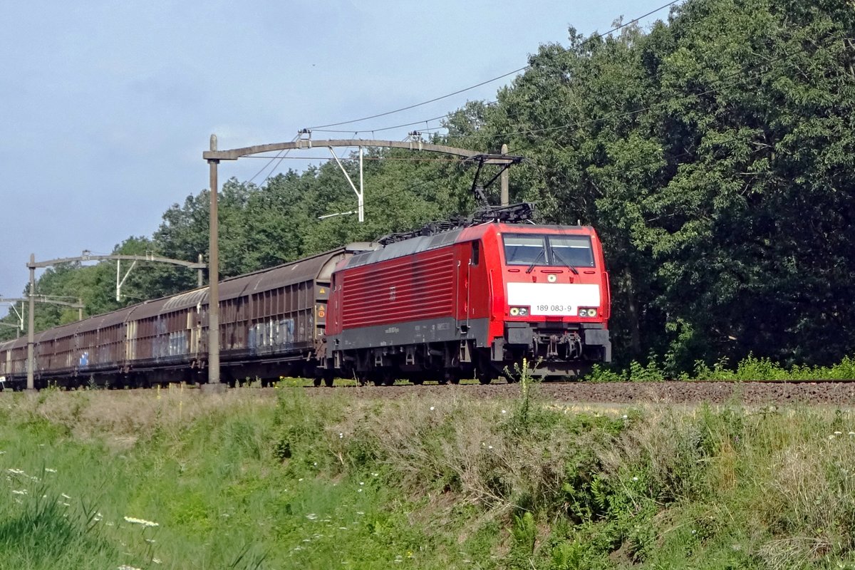 Ganzzug mit 189 083 passiert Tilburg Oude warande am 19 Juli 2019. 