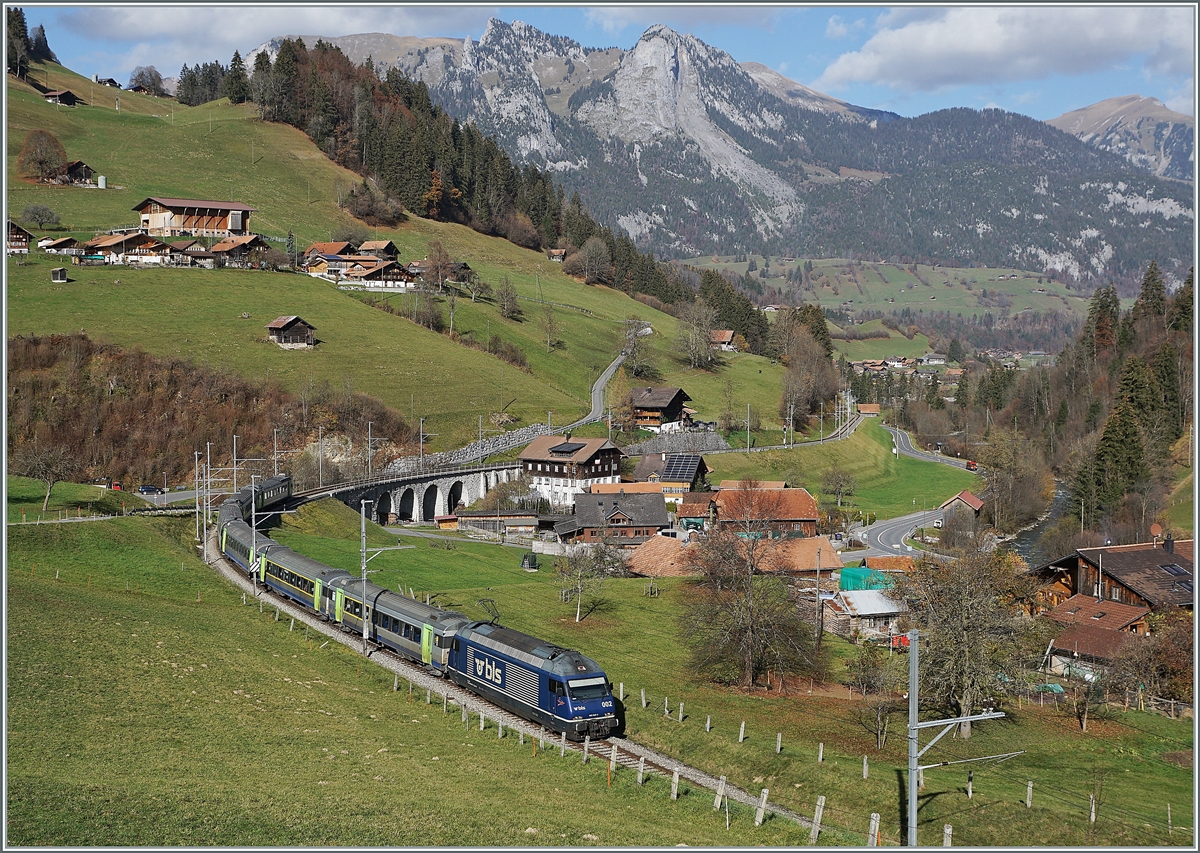 Garstatt, eine herrliche Fotostelle im Simmental und doch hat das auf den ersten Blick so beschauliche Motiv seine Tücken: Weder um zwölf Uhr noch um vierzehn Uhr ist der Zug UND das Viadukt im  besten Licht  und um ein Uhr fährt keine RE... Doch mit etwas Geduld kann ich nun doch Zug und Viadukt im Besten Licht zeigen: Ich mussten nur warten bis der  Zwölf Uhr  Zug eine Stunde später fuhr, durch die Umstellung von Sommer- auf Winterzeit. 

Und dann kam der RE von Interlaken Ost nach Zweisimmen mit der BLS Re 465 002-4 statt mit der erwarteten BLS Re 4/4 II ...

9. Nov. 2020