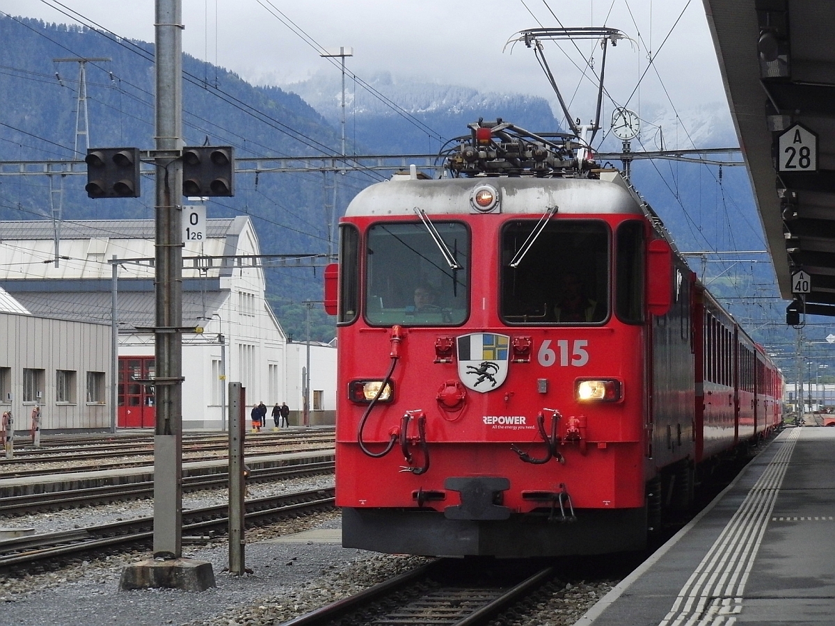Ge 4/4 II 615 'Klosters' mit RE 1237 von Disentis/Mustér nach Scuol-Tarasp bei der Einfahrt in den Bahnhof Landquart (30.05.2013).