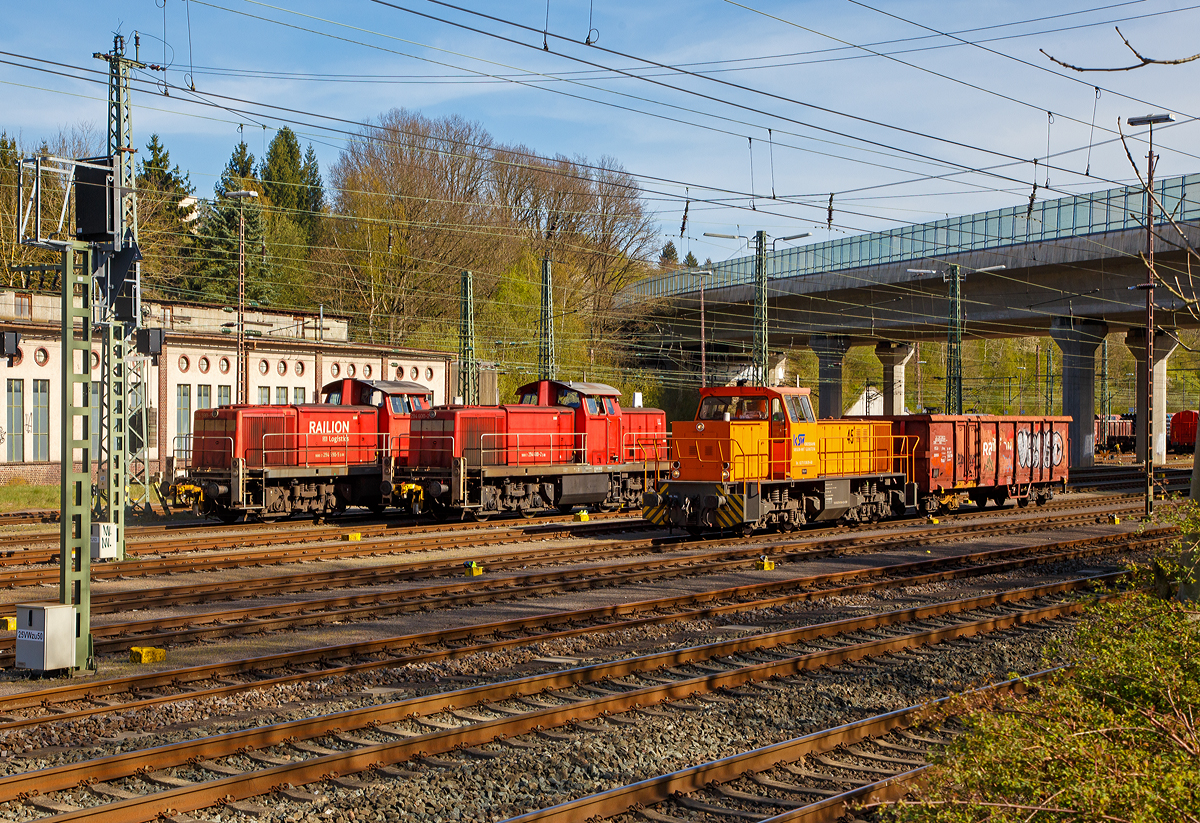 
Geballte Dieselpower am 15.04.2020 im Rbf Kreuztal:
Vorne die KSW 45 (98 80 0276 016-9 D-KSW) eine MaK G 1204 BB der Kreisbahn Siegen-Wittgenstein (KSW), in der Mitte die 294 600-2 (98 80 3294 600-2 D-DB) eine remotorisierte V90 der DB Cargo AG und hinten mit der 294 590-5 (98 80 3294 590-5 D-DB) eine weitere remotorisierte V90 der DB Cargo AG.
