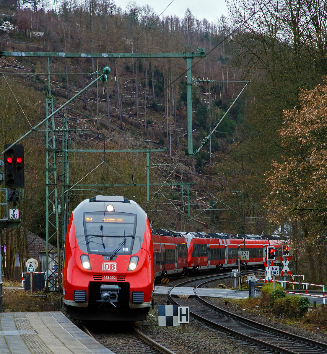 Gefahren von einem freundlichen Lokführer, erreichen zwei gekuppelte Bombardier Talent 2 der DB Regio NRW (der fünfteilige 442 302 / 442 802 und der vierteilige 442 261 / 442 761) am 07.01.2022, als RE 9 rsx - Rhein-Sieg-Express (Aachen – Köln – Siegen), Umlauf 10915, Bahnhof Kirchen (Sieg).

Nochmals einen lieben Gruß an den freundlichen Lokführer zurück.