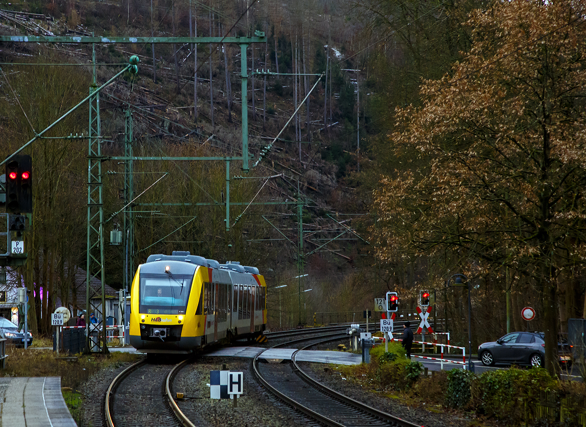 Gefahren von einem freundlichen TF, erreicht der VT 265 (95 80 0648 165-8 D-HEB /95 80 0648 665-7 D-HEB) ein Alstom Coradia LINT 41 der HLB (Hessische Landesbahn), ex Vectus VT 265, am 07.01.2022, als RB 93  Rothaarbahn  (Betzdorf - Siegen - Kreuztal - Bad Berleburg), den Bahnhof Kirchen (Sieg).

Nochmals einen lieben Gruß an den freundlichen Tf  zurück.