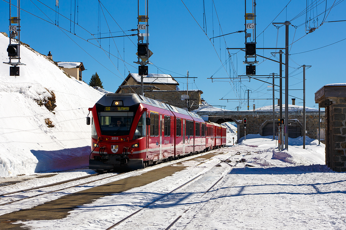 
Geführt von dem ALLEGRA-Zweispannungstriebzug RhB ABe 8/12 - 3515  Alois Carigiet  erreicht der Regionalzug nach St. Moritz am 18.02.2017 den Bahnhof Ospizio Bernina (Bernina Hospiz).