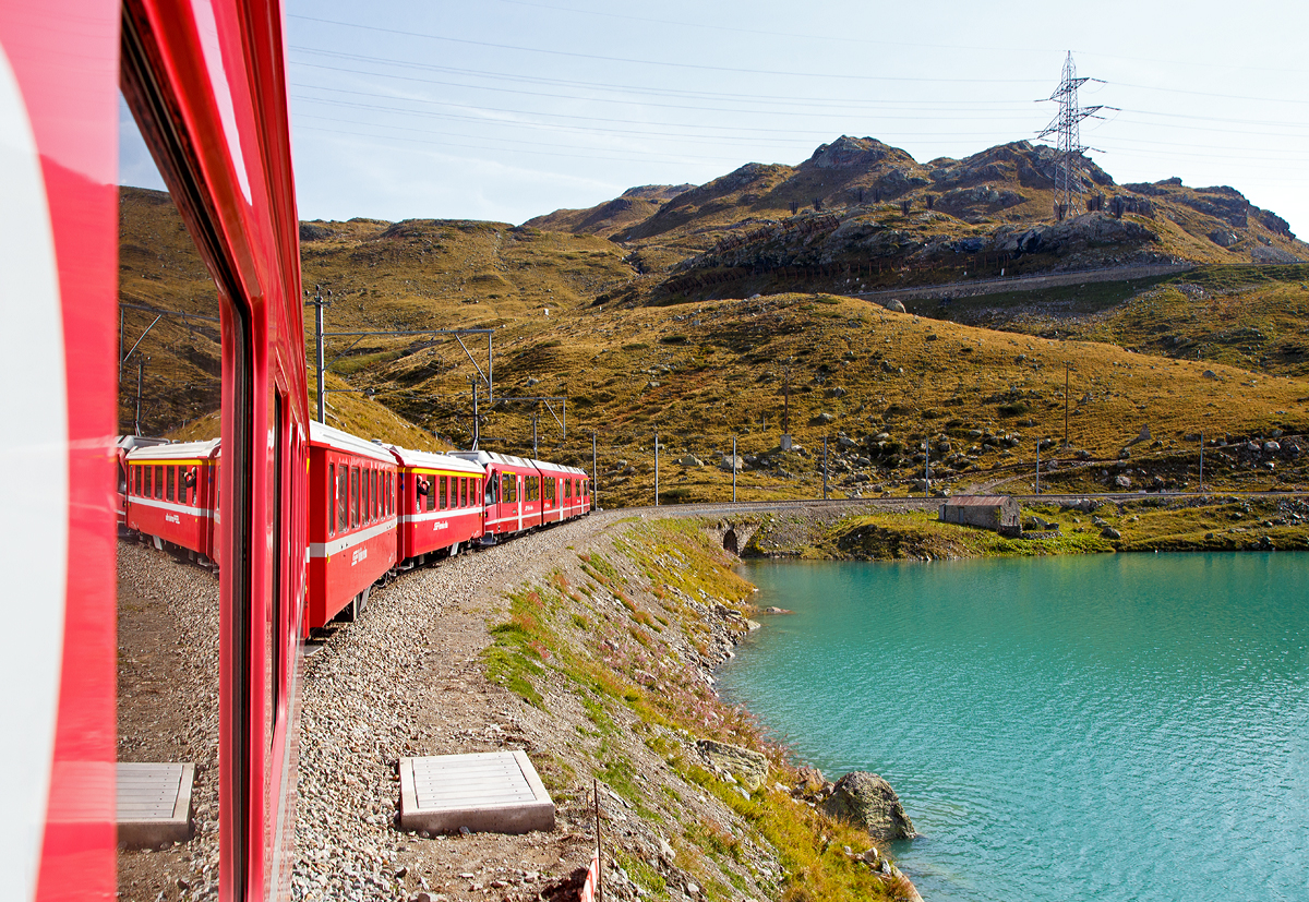 
Geführt von dem RhB ALLEGRA-Zweispannungstriebzug (RhB ABe 8/12) 3510  Alberto Giacometti  unser RhB Regionalzug  am 13.09.2017  nach Tirano, nun bald oben in Ospizio Bernina (Bernina Hospiz). 