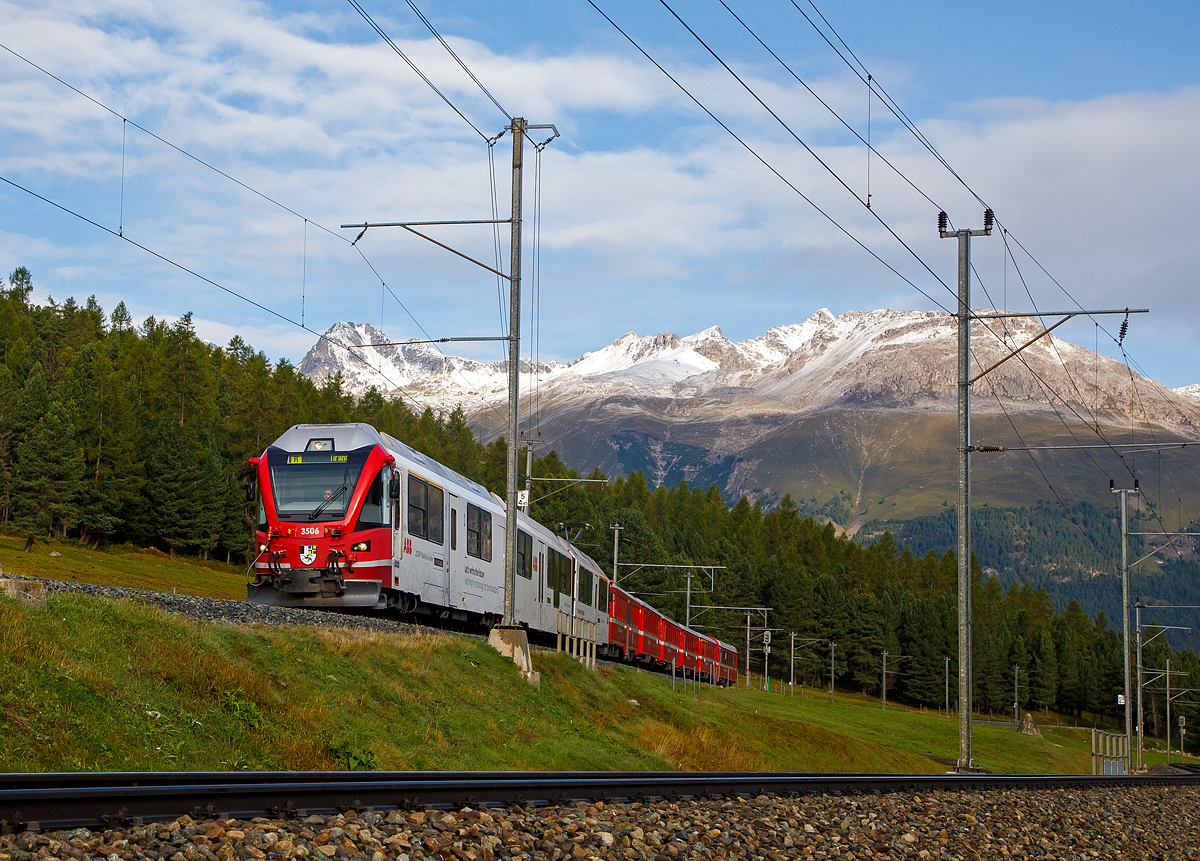 
Geführt von dem RhB ALLEGRA-Zweispannungstriebzug (RhB ABe 8/12) 3506  Anna von Plantai  erreicht der RhB Regio-Zug nach Tirano am morgen des 13.09.2017 bald den Bahnhof Pontresina.