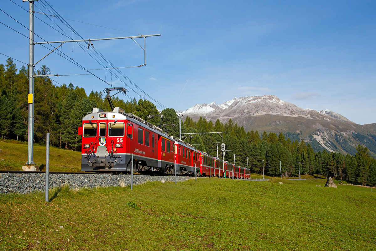 
Gef�hrt von den RhB beiden ABe 4/4 III Triebwagen Nr. 55  Diavolezza  und Nr. 56  Corviglia  erreicht der Bernina-Express (RhB D 973) am 13.09.2017 bald den Bahnhof Pontresina.