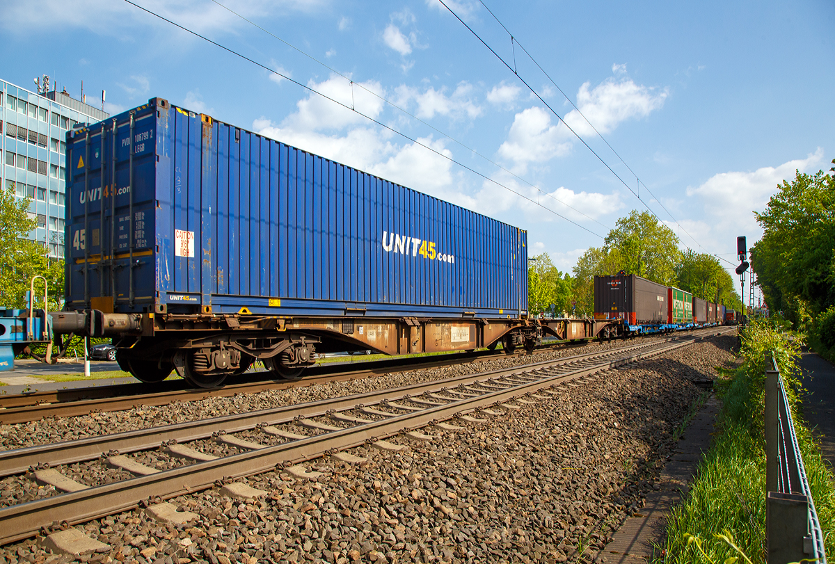 Gelenk-Containertragwagen 33 68 4953 262-5 D-AAEC der Gattung Sggmrs der AAE Cargo AG (heute zur VTG) am 30.04.2019 im Zugverband bei der Durchfahrt in Bonn-Gronau (n�he dem Bf Bonn UN Campus).

Die UIC Nummer ist hier noch nach dem alten Schl�ssel, so steht die dritte und vierte Ziffer als f�r Kode f�r das Eigentumsmerkmal (68 = Gemeinschaft der Bentheimer Eisenbahn und der Ahaus–Alst�tter Eisenbahn). Bis Ende 2005 wurde mit ihm der Eigent�mer eines Wagens kodiert, dann trat der zweistellige L�ndercode an seine Stelle. So st�nde nach dem neuen Nummernsystem eine 80 f�r Deutschland hier.

TECHNISCHE DATEN:
Spurweite: 1.435 mm
Durchschnittl. Eigengewicht: ca. 28  t
Max. Zuladung bei Lastgrenze S: 16,5 t (ab Streckenklasse D)
Max. Geschwindigkeit: 100 km/h (leer 120 km/h)
L�nge �ber Puffer: 29.590 mm
Verwendungsf�higkeit: RIV