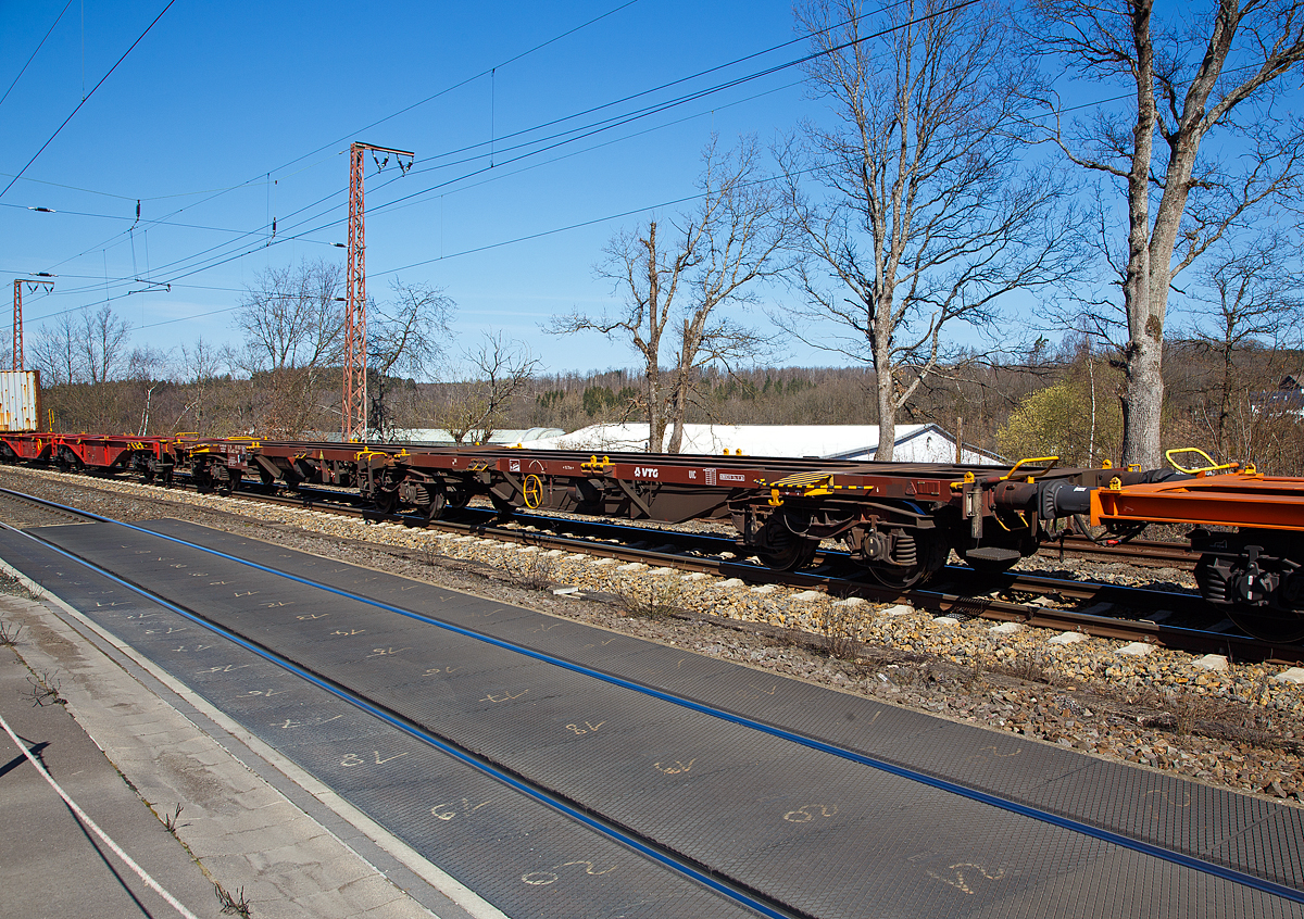 Gelenk-Containertragwagen 37 80 4951 002-7 D-AAEC der Gattung Sggrs 6 der AAE Cargo AG (heute zur VTG AG) am 30.03.2021 im Zugverband bei der Durchfahrt in Rudersdorf (Kr. Siegen) an der Dillstrecke (KBS 445) in nördlicher Richtung.

TECHNISCHE DATEN:
Spurweite: 1.435 mm
Länge über Puffer: 27.100 mm
Drehzapfenabstand: 2 x 10.700 mm
Achsabstand in den Drehgestellen: 1.800 mm
Ladelänge: 2 x 10.380 mm
Höhe der Ladeebene über S.O.: 1.155 mm
Eigengewicht: 26.000 kg
Max. Zuladung bei Lastgrenze S: 94 t (ab Streckenklasse C) 
Max. Geschwindigkeit: 100 km/h (leer 120 km/h)
Kleinster befahrbarer Gleisbogen: R 75 m 
Feststellbremse: Ja