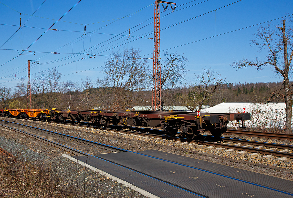 Gelenk-Containertragwagen 37 80 4951 476-3 D-AAEC der Gattung Sggrs 6 der AAE Cargo AG (heute zur VTG AG) am 30.03.2021 im Zugverband bei der Durchfahrt in Rudersdorf (Kr. Siegen) an der Dillstrecke (KBS 445) in nördlicher Richtung.

TECHNISCHE DATEN:
Spurweite: 1.435 mm
Länge über Puffer: 27.100 mm
Drehzapfenabstand: 2 x 10.700 mm
Achsabstand in den Drehgestellen: 1.800 mm
Ladelänge: 2 x 10.380 mm
Höhe der Ladeebene über S.O.: 1.155 mm
Eigengewicht: 26.000 kg
Max. Zuladung bei Lastgrenze S: 94 t (ab Streckenklasse C) 
Max. Geschwindigkeit: 100 km/h (leer 120 km/h)
Kleinster befahrbarer Gleisbogen: R 75 m 
Feststellbremse: Ja