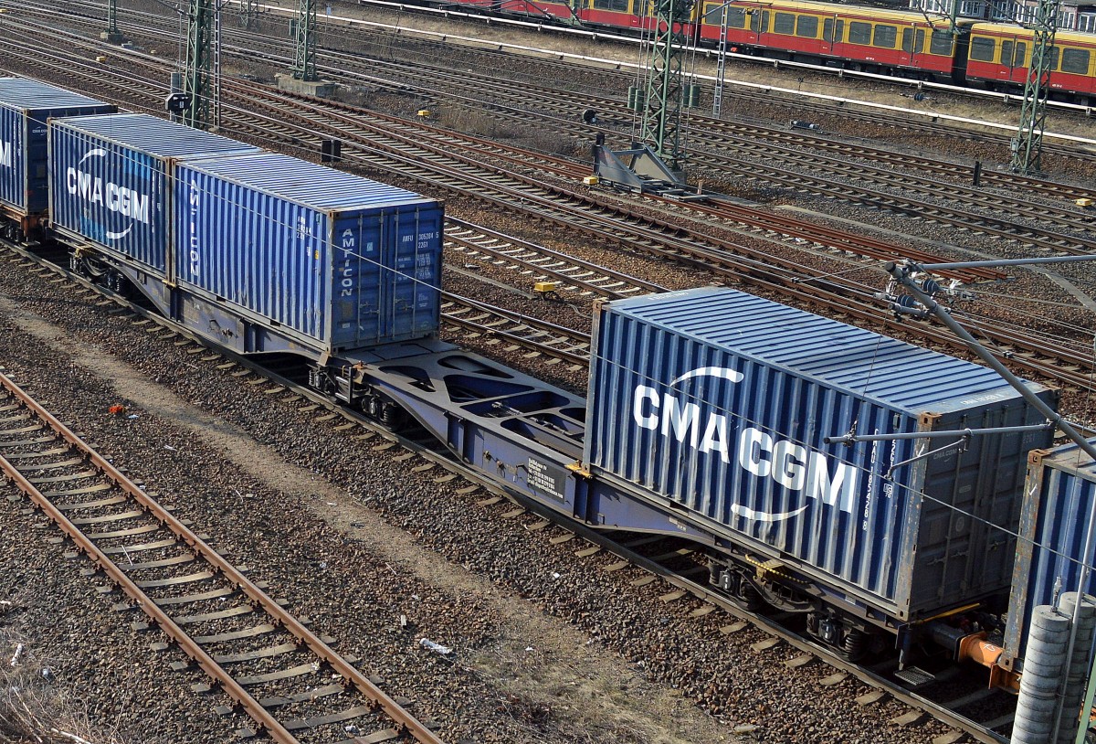 Gelenk-Containertragwagen vom Einsteller Rail Release GmbH mit der Nr. 37 TEN RIV 80 D-RRL 4975 029-2 Sggrss 80` am 20.03.15 Berlin-Putlitzbrücke.