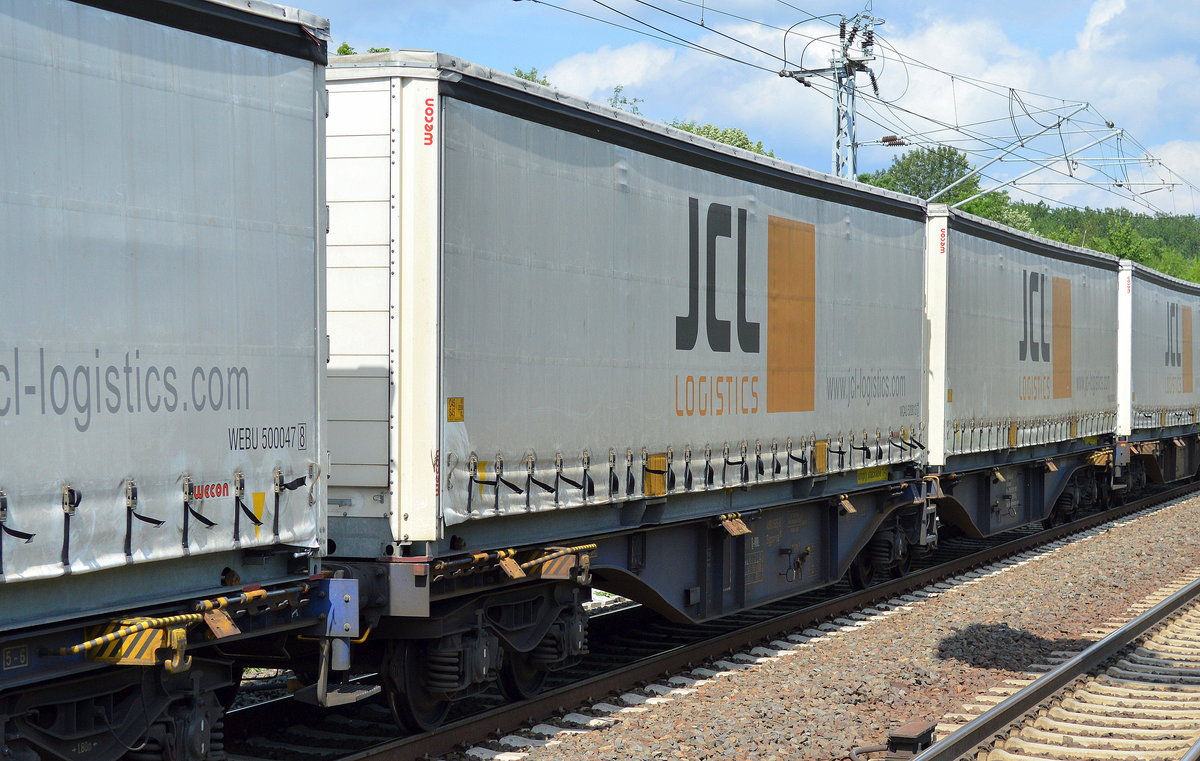 Gelenk-Containertragwagen vom Einsteller Rail Release GmbH beladen mit LKW-Wechselbehälter des schweizer Logistiker JCL LOGISTICS, im Bild der Wagen mit der Nr. 37 TEN RIV 80 D-RRL 4961 585-9 Sggmrss 90`am 02.06.16