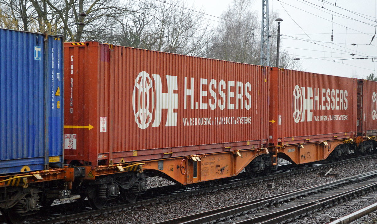 Gelenk-Containertragwagen vom Einsteller WASCOSA mit der Nr. 37 TEN 84 NL-WASCO 4962 029-3 Sggmrss 90´ mit zwei großen 45ér Containern vom Transport-Logistiker H.ESSERS. H.Essers ist ein Logistikunternehmen mit Sitz in Genk in Belgien. Gesichtet am 31.01.18 Berlin-Hirschgarten.