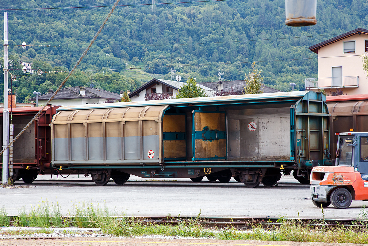 Geöffneter ex FS zweiachsiger, großräumiger Schiebewandwagen der Gattung Hbbillns, der Trenitalia oder Mercitalia Rail Srl, am 14.09.2017 im Bahnhof Tirano. Hier in Tirano werden die Wagen mit Mineralwasser beladen und gehen in die Welt.