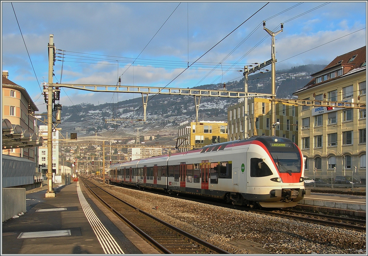 Geografiekenntnisse sind heutzutage recht bescheiden; und so fährt dieser Vevey erreichende Flirt nicht nach Lausanne, sondern nach Villeneuve.
21. Jan. 2016