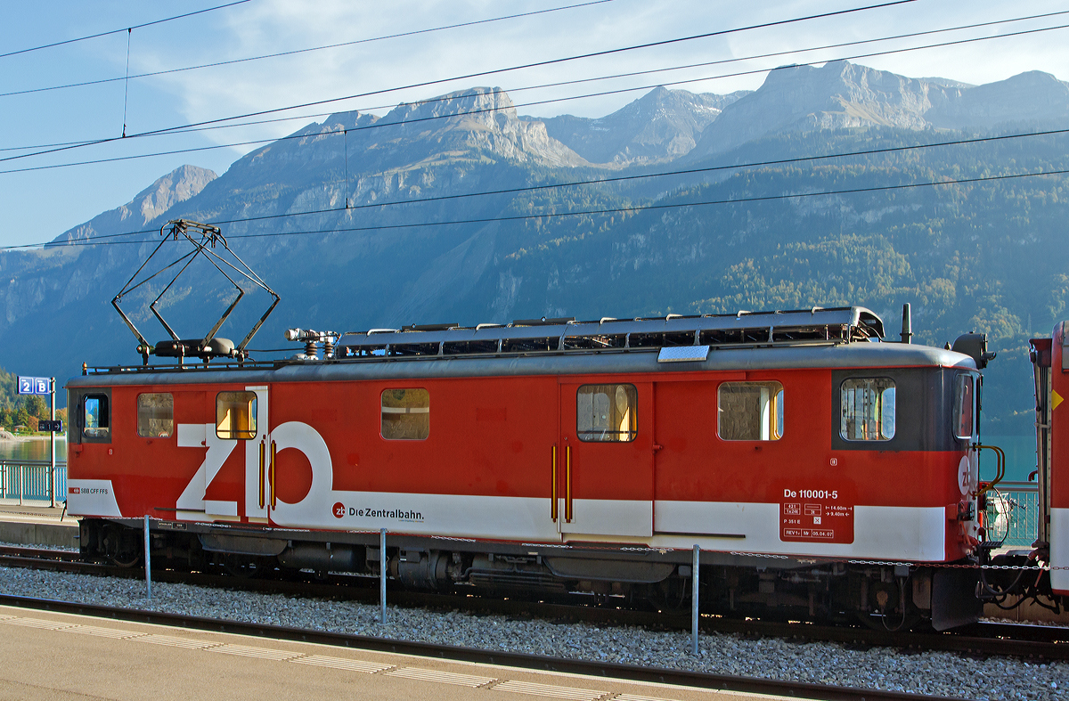 
Gepäcktriebwagen De 110 001-5 (Baureihe Deh 4/6) der Zentralbahn mit Regionalzug, hier am 30.09.2011 (17:00 Uhr) im Bahnhof Brienz. 

Der Triebwagen ist Baujahr 1942 und war auch mit Zahnradantrieb ausgestattet, beim Umbau 1992 wurde dieser entfernt. Die Spurweite beträgt 1.000 mm.
