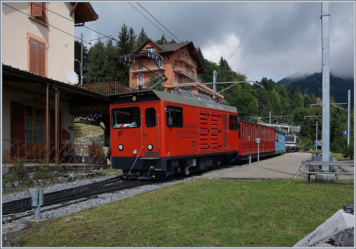 Gerne hätte ich den  Belle Epoque  Zug mit der Hem 2/2 11 bei Jaman fotografiert, doch bei der Fahrt Richtung Gipfel kam er mir schon in Caux entgegen, (also ein Stunde zu früh!), so dass kaum Zeit blieb, ihn richtig vor die Kamera zu bekommen. 
3. Sept. 2017
