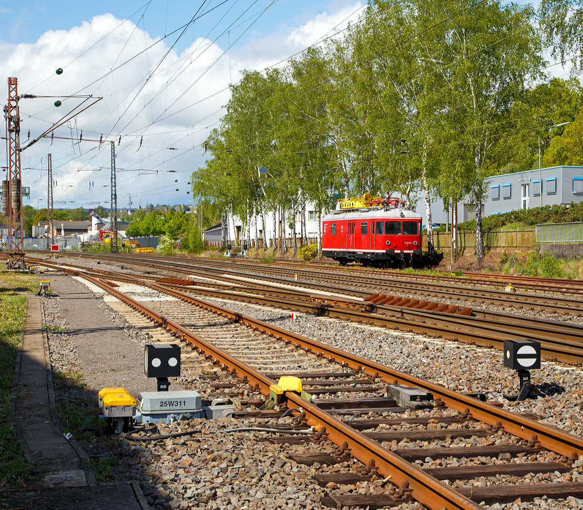 Geschlossene Gleissperre am 01.05.2020 in Kreuztal. 

Hinten rechts der abgestellte Turmtriebwagen 701 099-4 (99 80 9236 099-4 D-AVOLL), der Lokvermietung Aggerbahn (Andreas Voll e.K., Wiehl), ex DB 701 099-4, ex Deutsche Bundesbahn -  Kassel 6206.