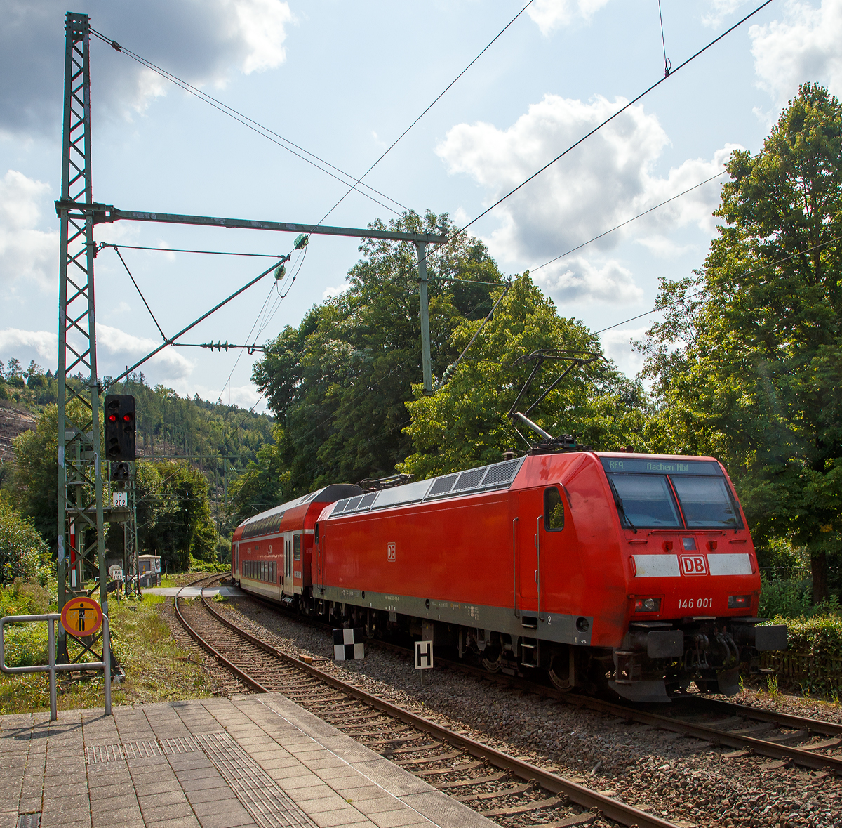 Geschoben von der 146 001 (91 80 6146 001-3 D-DB) der DB Regio verl�sst der RE 9 (rsx - Rhein-Sieg-Express) Siegen - K�ln – Aachen am 21.08.2021 den Bahnhof Kirchen an der Sieg und f�hrt weiter in Richtung K�ln. N�chster Halt ist der Bahnhof Betzdorf/Sieg.

Die TRAXX P160 AC1 (Br 146.0) wurde 2000 von ABB Daimler-Benz Transportation GmbH (Adtranz) in Kassel unter der Fabriknummer 33808 gebaut.  