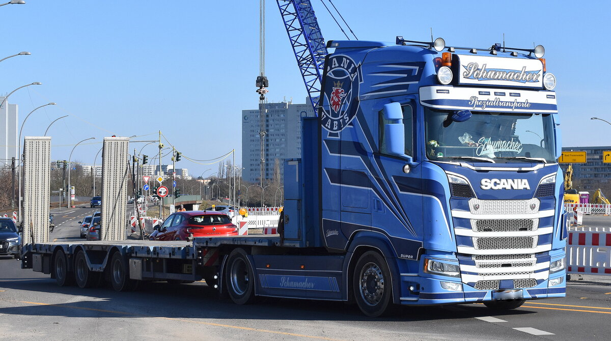 Gewerblicher Güterkraftverkehr, Dieter Schumacher GbR mit einem Schwerlast-Sattelzug mit unbeladener Tiefladebrücke u. Scania Zugmaschine am 03.03.25 Berlin Marzahn.