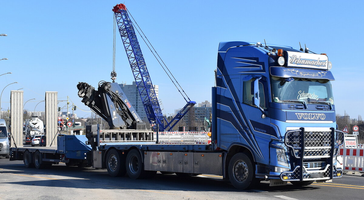 Gewerblicher Güterkraftverkehr, Dieter Schumacher GbR mit einem VOLVO Transport-LKW (Selbstlader) mit Hänger (unbeladen) am 03.03.25 Berlin Marzahn.