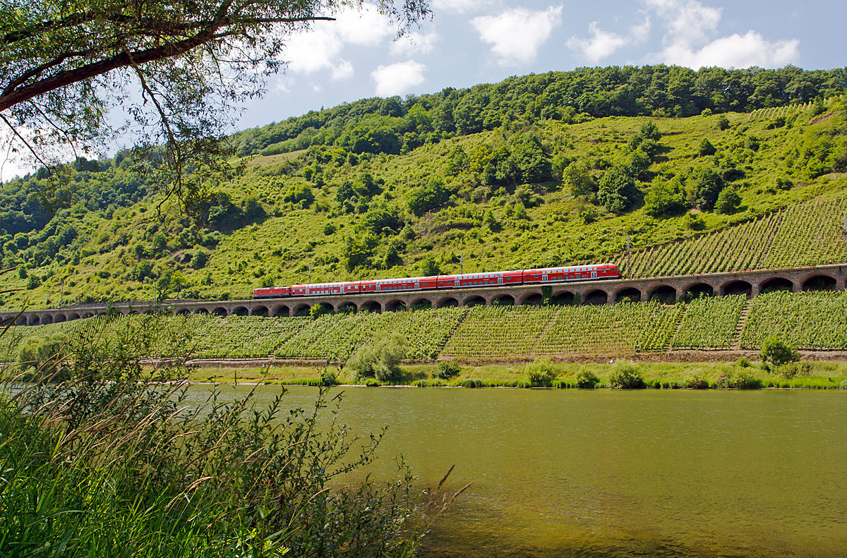 
Gezogen von einer 143er fährt der RE 1  Mosel-Saar-Express  (Koblenz - Bullay - Wittlich - Trier - Saarburg - Saarbrücken) am 21.06.2014 auf dem 786m langem Pündericher Hangviadukt der Moselstrecke (KBS 690) in Richtung Trier.