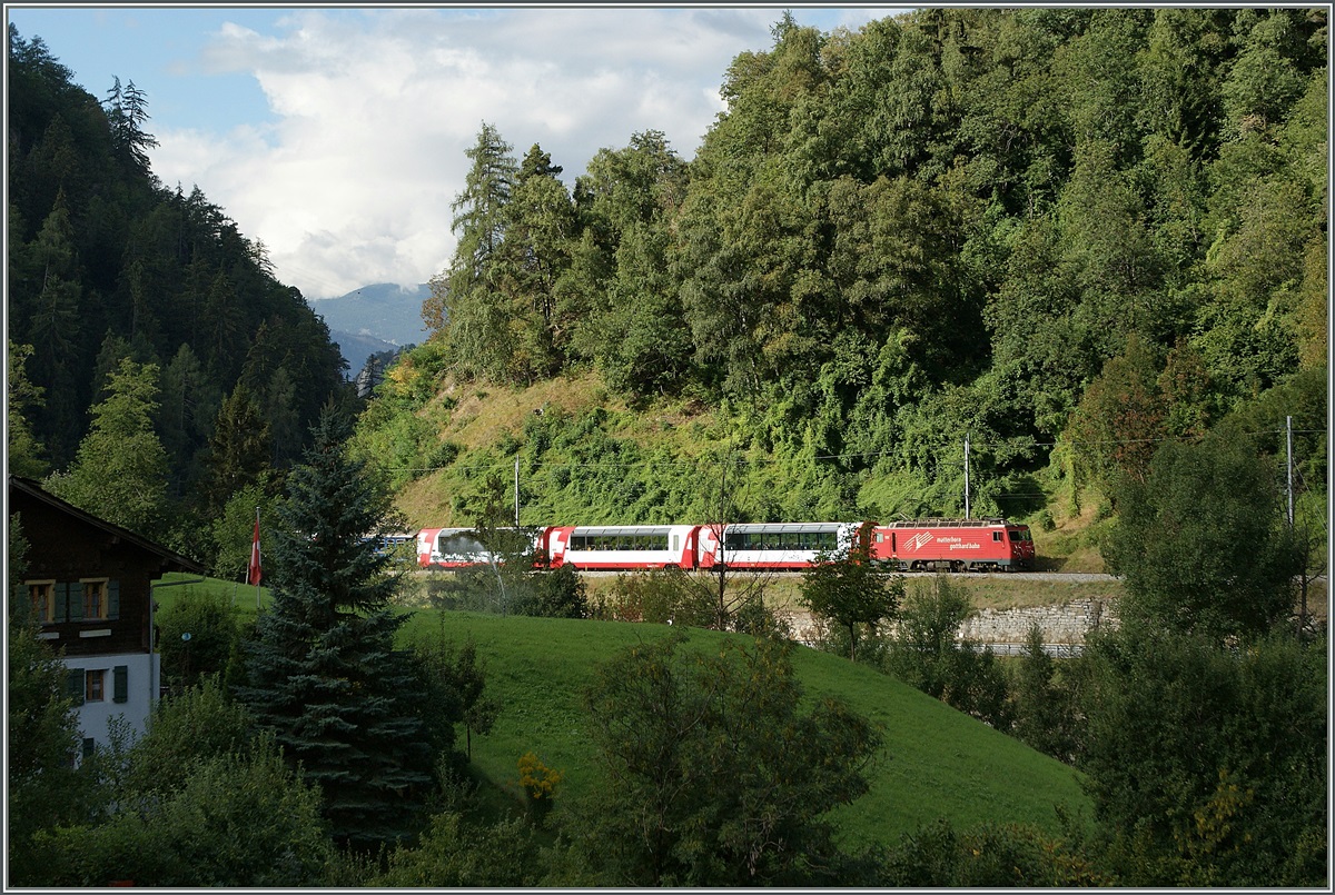 Glacier Express 902 von Zermatt nach Davos kurz vor Betten Talstation.
10. Sept. 2013