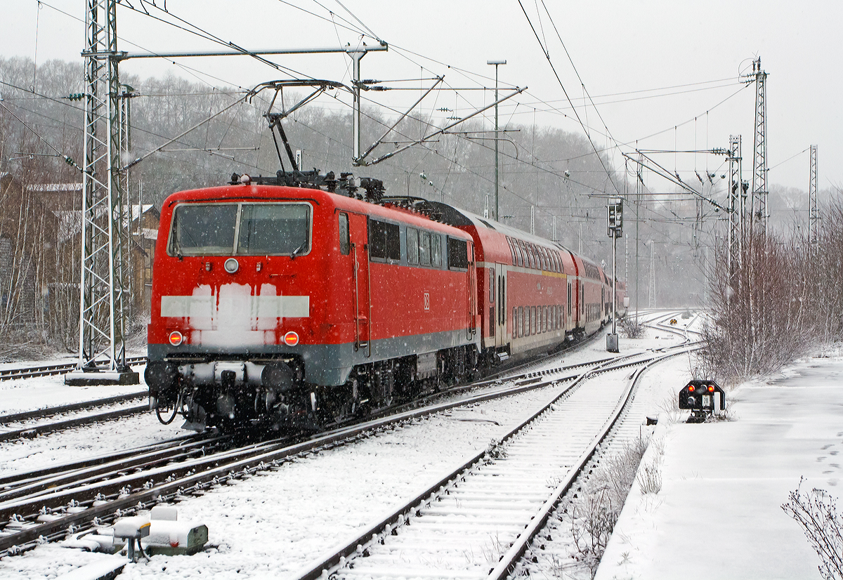 
Gleich 7mal die  Eins  ....;-) 
Die 111 111-1 (91 80 6111 111-1 D-DB) der DB Regio NRW schieb, bei mäßigem Schneefall am 27.12.2014, den RE 9  - Rhein-Sieg-Express (Siegen – Köln - Aachen) von Betzdorf/Sieg weiter in Richtung Köln.

Die Lok wurde 1978 von Krauss-Maffei in München unter der Fabriknummer 19843 gebaut, der elektrische Teil ist von Siemens.
