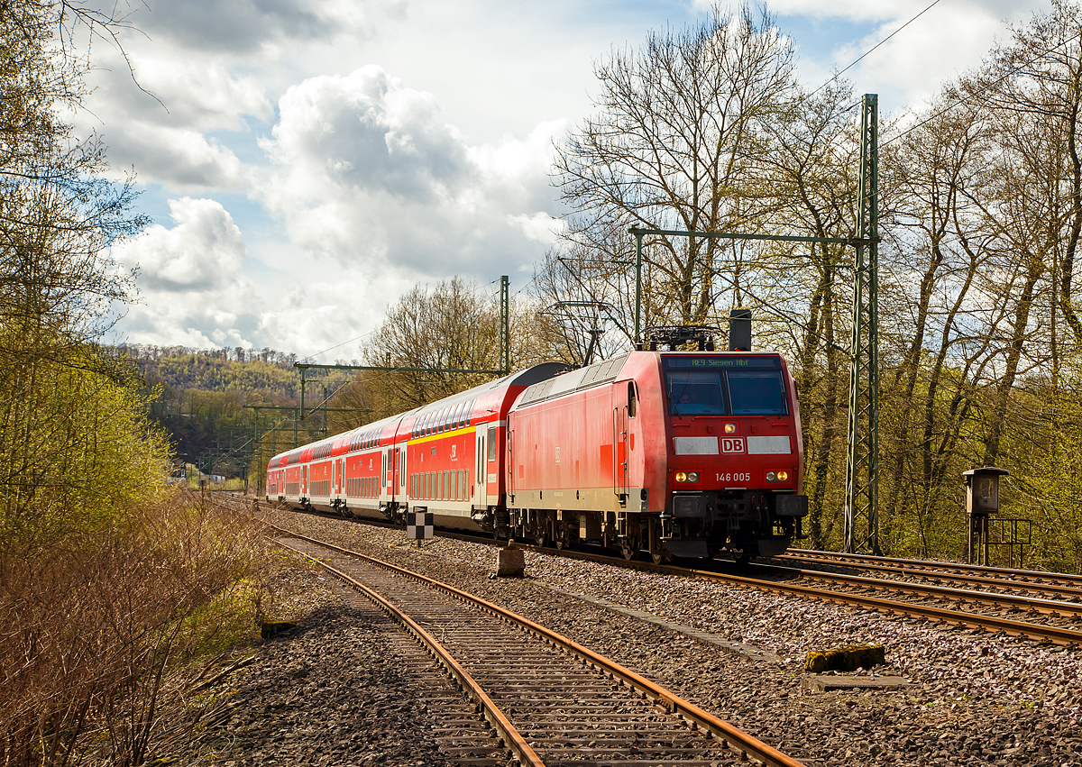 Gleich drauf (am 15.04.2018) kommt die 146 005-4 (91 80 6146 005-4 D-DB) der DB Regio NRW, mit dem RE 9 (rsx - Rhein-Sieg-Express) Aachen - Köln - Siegen, durch Betzdorf-Bruche und erreicht bald Betzdorf/Sieg. 

So ist das Positive, die  Hamster´  sind auf der Siegstrecke wohl eine aussterbende Gattung.....
