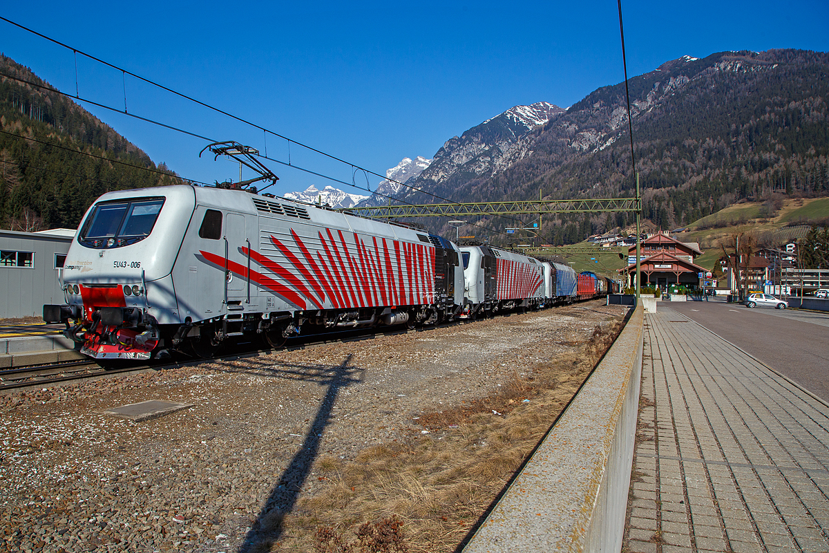 Gleich drei EU43 der Rail Traction Company (Doppeltraktion und eine kalte)....
In Doppeltraktion fahren die beiden Rail Traction Company (RTC) EU43 – 006 (91 83 2043 006-2 I-RTC) und die EU43 – 004 (91 83 2043 004-7 I-RTC), sowie die kalte EU43 – 003 (91 83 2043 003-9 I-RTC) der RTC im Lokomotion Design, am 27.03.2022 vom Brenner kommend mit einem gemischten G�terzug durch den Bahnhof Gossensa�/Colle Isarco in Richtung Verona. Nochmal einen lieben Gru� an den netten Lokf�hrer zur�ck.

Die Loks wurden 2001 bzw. 2002 von Bombardier unter den Fabriknummer 112E 06, 112E 04 bzw. 112E 03 gebaut und waren eigentlich f�r die Lieferung (8 St�ck) an die polnische PKP - Polskie Koleje Państwowe vorgesehen, der Verkauf scheitere aus finanziellen Gr�nden seitens der PKP. Die 8 polnischen Loks sind danach an die italienische Privatbahngesellschaft RTC (Rail Traction Company) verkauft worden, die polnische Bezeichnung EU43 wurde sp�ter an Lokomotiven der TRAXX-Variante MS2 vergeben.

Die Loks der Baureihe EU43 vom Typ Bombardier 112E sind �hnlich denen der ab 1996 vom damaligen Hersteller ABB Tecnomasio in Vado Ligure (Italien) gebauten 20 Brennerloks der FS Baureihe E.412 (Adtranz 112E). Die E.412 haben z.B. das F�hrerpult wie in Italien �blich links und nicht wie die f�r Polen vorgesehenen EU43 rechts, daher sind beide in Italien als unterschiedlichen Baureihen eingeordnet.

Auch wenn die Lok nur zwei Stromabnehmer der Bauart WBL 85 haben, sind es elektrische Mehrsystemlokomotiven f�r 15 kV, 16,7 Hz Wechselstrom und 3 kV bzw. 1,5 kV Gleichstrom. Jeeils ein Stromabnehmer ist f�r Gleichspannung (F�hrerstand A, italienische Palette) und einer f�r Wechselspannung (F�hrerstand B, deutsch-�sterreichische Palette). Die Lokomotiven verf�gt �ber eine elektrische Nutzbremse. 

Urspr�nglich war f�r beide Baureihen die Zulassung f�r �sterreich und Deutschland vorgesehen. Die �BB hatte zun�chst die Zulassung verweigert und erst 2006 erteilt.

Geschichte:
Im Jahr 1993 gaben die FS im Zuge der wachsenden internationalen Aktivit�ten der europ�ischen Bahngesellschaften Mehrsystemlokomotiven in Auftrag, die sowohl im italienischen 3-kV-Gleichstromnetz als auch im S�den von Frankreich (1,5 kV =) und insbesondere f�r den Brennerverkehr auch im �sterreichischen und deutschen Netz (15 kV, 16,7 Hz) einsetzbar sein sollte. Die Lokomotiven sollten sowohl f�r schnelle EuroCity-Z�ge als auch f�r den G�terverkehr einsetzbar sein. Die vier Prototyp-Lokomotiven wurden ab 1996 vom damaligen Hersteller ABB Tecnomasio (heute Alstom) in Vado Ligure, Italien, gebaut. Dieses Werk produziert nahezu ausschlie�lich f�r den italienischen Markt. 

Technik:
Die Lokomotiven laufen auf Drehgestellen mit Integriertem Gesamtantrieb (IGA), der auch bei den Lokomotiven der DB-Baureihe 101 und den italienischen E405 vorhanden ist, die Stromrichter �hneln denen der SBB Re 460. F�r den Antrieb werden Doppelsternmotoren verwendet, was Drehstrom-Asynchronmotoren mit zwei Wicklungssystemen in Sternschaltung im selben Geh�use sind – eine eher un�bliche Schaltung.

Der geschwei�te Wagenkasten in Stahlleichtbaukonstruktion st�tzt sich �ber Flexicoil-Schraubenfedern auf die Drehgestelle ab. Die Seitenw�nde aus Aluminium sind zur Erh�hung der Steifigkeit gesickt. Der estergek�hlte Transformator ist wie bei Neubaulokomotiven �blich unterflur angeordnet. Die Lokomotive ist mit Gruppenantrieb ausgef�hrt, wobei eine Antriebsgruppe aus einer Achse aus dem Drehgestell 1 und einer aus dem Drehgestell 2 besteht, eine ebenfalls un�bliche Anordnung.

Die Lokomotiven verf�gt �ber eine elektrische Nutzbremse. Es sind zwei Einholmstromabnehmer der Bauart WBL 85 vorhanden, je einer f�r Gleichspannung (F�hrerstand A, italienische Palette) und Wechselspannung (F�hrerstand B, deutsch-�sterreichische Palette).

In der Lokomotive sind zwei Stromrichter angeordnet. Unter Wechselstromsystemen wird die sekund�rseitige Spannung des Haupttransformators in einem Vierquadrantensteller (4QS) in eine Gleichspannung umgewandelt, welche in einen Gleichstromzwischenkreis eingespeist wird. Unter den Gleichstromsystemen erfolgt die Speisung des Zwischenkreises direkt aus der Fahrleitung.

Die Pulswechselrichter wandeln den Gleichstrom des Zwischenkreises in Dreiphasenwechselstrom zur Speisung der Fahrmotoren um. Im Gleichstromnetz sind zwei Pulswechselrichter in Serie geschaltet, die je ein Wicklungssystem der Fahrmotoren mit Strom versorgen, im Wechselstromsystem wird nur ein Pulswechselrichter ben�tigt, der die beiden parallel geschalteten Wicklungssysteme der Fahrmotoren mit Spannung versorgt.

Die Steuerung der Antriebe erfolgt durch ein rechnerunterst�tztes Betriebssystem. Die Lokomotiven sind mit 18-poligen IS-Steckdosen f�r die UIC-Leitung, einer Vielfachsteuerung und einer Speiseeinrichtung der Zugsammelschiene f�r Reisez�ge ausger�stet. Lauftechnisch sind die Lokomotiven f�r eine Geschwindigkeit von 220 km/h ausgelegt, jedoch in Italien nur f�r 200 km/h zugelassen. Ausger�stet wurden sie mit Fahrzeugeinrichtungen der Zugbeeinflussungen RS4 Codici (Italien) sowie punkt- und linienf�rmiger Zugbeeinflussung (�sterreich und Deutschland). Von einem Einsatz in Frankreich wurde abgesehen.

TECHNISCHE DATEN:
Spurweite: 1.435 mm (Normalspur)
Achsformel: Bo'Bo'
L�nge: 19.400 mm
Drehzapfenabstand: 11.400mm
Achsabstand im Drehgestell: 2.650 mm
Dienstgewicht: 88 t
H�chstgeschwindigkeit: 140 km/h Italien und Deutschland / 120 km/h �sterreich
Dauerleistung: 5.600 kW (15 kV AC) / 5.400 kW (3 kV DC) / 2.700 kW (1,5 kV DC)
Anfahrzugkraft: 300 kN
Stromsysteme: 15 kV, 16,7 Hz AC, 3.000 V DC und 1.500 V DC 
Anzahl der Fahrmotoren:  4� IGA-Drehstrom-Asynchronmotoren, Typ FIA 7065
Kleister befahrbarer Gleisbogen: R 95 m
Bremse: Druckluftbremse, el. Nutzbremse
Zugbeeinflussung: RS 4 Codici, PZB, LZB


