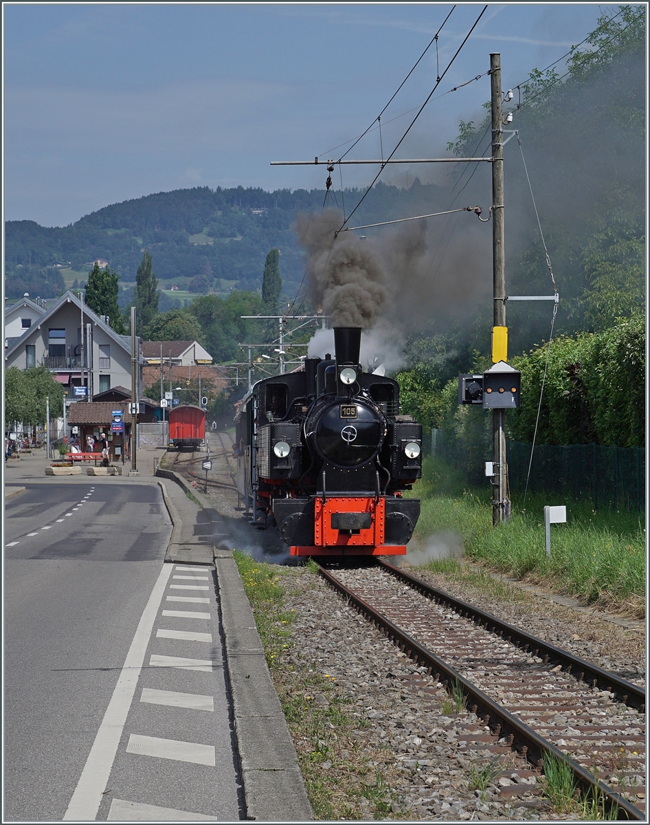 Gleich nach den Aufnahmen des  Valrose Nostalgie Exress  gelang in Blonay noch ein Bild der  SEG G 2x 2/2 N° 105  Todtnau  der Blonay Chamby Bahn welche mit dem morgendlichen Dampfzug Blonay in Richtung Chamby verlässt.

15. Juni 2025