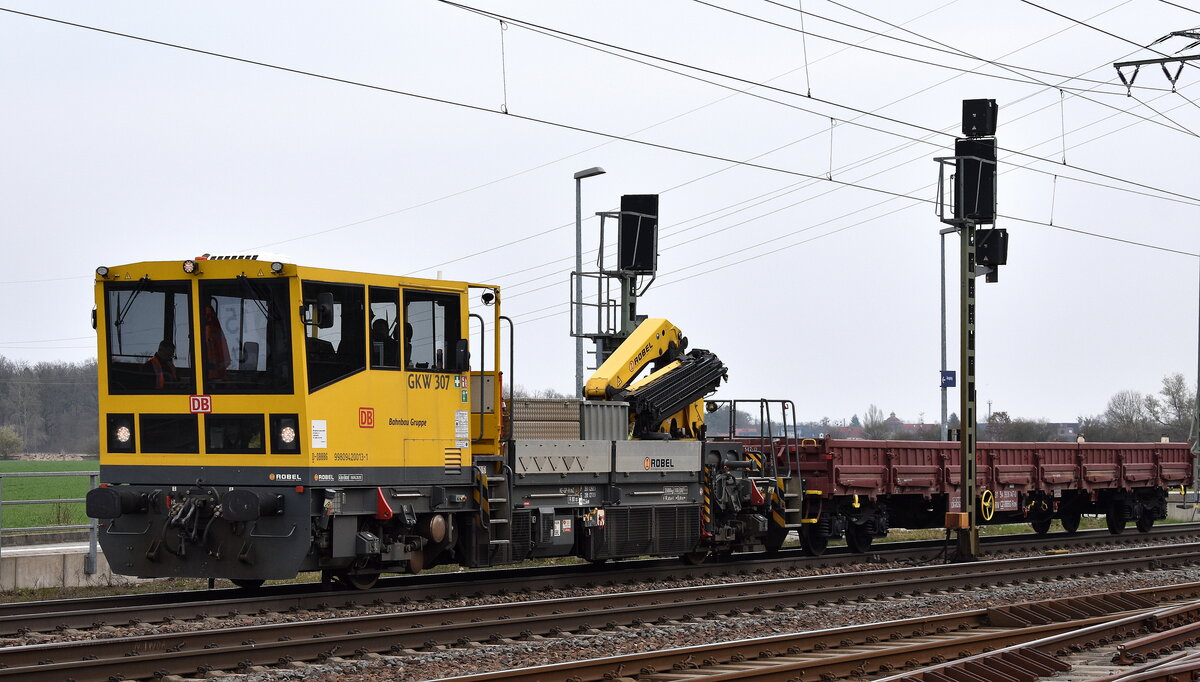 Gleisarbeitsfahrzeug BAMOWAG 54.22 der DB Bahnbau Gruppe GmbH  (D-DBBBG 99 80 9420 013-1) mit einem Drehgestell-Flachwagen am Haken am 24.03.26 Höhe Bahnhof Rodleben.