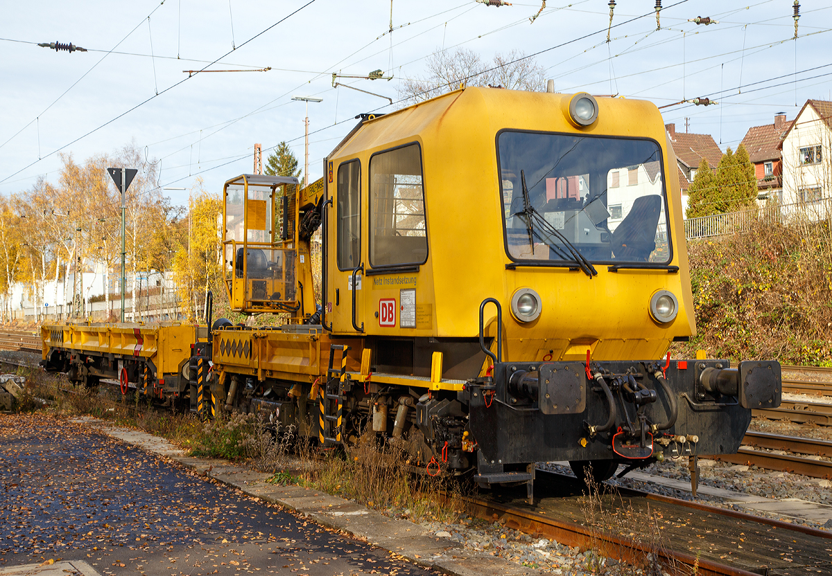 
Gleisarbeitsfahrzeug GAF 100 R (Schweres Nebenfahrzeug Nr. 97 17 50 011 18-3) mit Gleiskraftwagenanhänger H27 (Schweres Nebenfahrzeug Nr. 35.1.081) beide von der DB Netz AG, abgestellt am 08.11.2015 in Kreuztal.

Das GAF 100 R wurde 1996 von GBM (Gleisbaumechanik Brandenburg/H. GmbH) unter der Fabriknummer 52.1.124 gebaut, es hat die EBA Nummer EBA 96 P01 N023

Technische Daten GAF:
Achsfolge: B
Länge über Puffer: 9.100 mm
Achsabstand: 4.800 mm
Höchstgeschwindigkeit: 100 km/h
Eigengewicht: 16 t
Zul. Anhängelast: 40 t / (80 t mit Regelzugeinrichtung dann Hg 60 km/h)
Nutzlast : 5,0 t
Zur Mitfahrt zugel. Personen: 7
Der Antrieb des zweiachsigen Fahrzeuges erfolgt von einem 6 Zylinder, wassergekühlten MAN D 0826 LOH 07 Dieselmotor mit 169 kW (230 PS) Leistung über Lastschaltwendegetriebe auf die Radsatzgetriebe.

Technische Daten Gleiskraftwagenanhänger:
Achsanzahl: 2
Achsabstand: 6.000 mm
Länge über Puffer: 9.750 mm
Höchstgeschwindigkeit: 100 km/h (vorgestellt 80 km/h)
Eigengewicht: 9,3 t
Zul. Anhängelast: 40 t
Nutzlast : 25,0 t