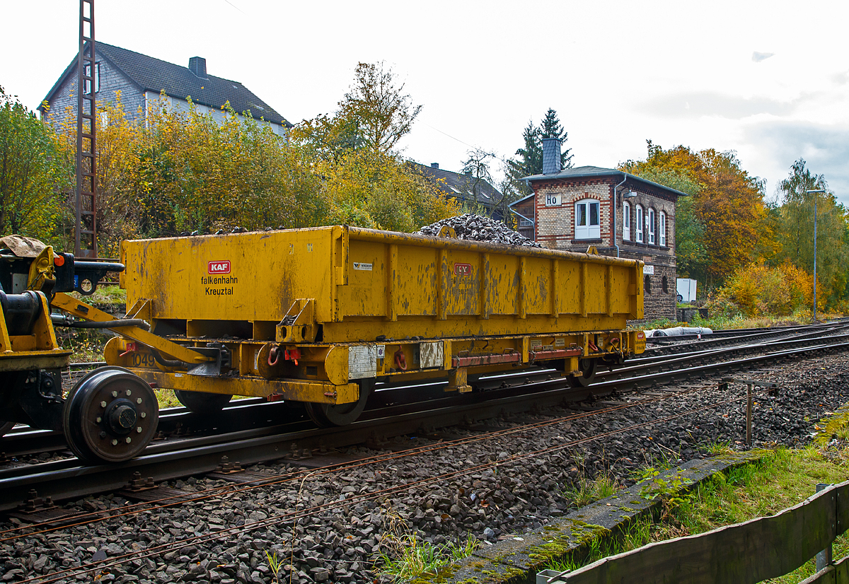 
Gleisbauanhänger A.P.E.L. T5025 und aufgesetzte Mulde, Kleinwagen Nr. D-KAF 99 80 9550 004-2  der KAF Falkenhahn Bau AG (Kreuztal) am 24.10.2020 angehangen an einen ZW-Bagger im Einsatz in Herdorf.

Der Wagen kann, wie hier, mit Schottermulden oder anderen Aufbauten durch ISO-Twistlocks genutzt werden. Für den Material- und Werkzeugtransport sind diverse Zurrpunkte sowie Rungeneinsätze vorhanden.

Das einzigartige Transportkonzept ermöglicht den Transport der Gleisbauanhänger mit jedem Standard-LKW sowie mit Standard-Hakenaufziehvorrichtungen. Die Gleisbauanhänger haben eine EBA – Abnahme und Zulassung als Schienengebundenes Gerät und können sowohl im Baugleis als auch im gesamten Betriebsgleis der DB Netz AG eingesetzt werden. Der Gleisbauanhänger T5025 mit den integrierten Rampen und Abstützungen ermöglich neben der standardmäßigen Verwendung auch den Transport von großen Baumaschinen und Geräten in die Baustelle.

In Verbindung mit einem ZW-Bagger sind die Gleisbauanhänger somit ein optimales Transportmittel für sämtliche Baumaterialien und/ oder Arbeitswerkzeugen. In Kombination mit den passenden Schottermulden eignen sie sich ebenfalls für alle Art von Schüttgütern. Sie zeichnen sich durch niedrige Bauhöhen sowie durch die hohe Traglast aus.

TECHNISCHE DATEN:
Hersteller: G.O.S. Tool & Engineering Services Ltd, Blaenavon (Wales - GB)
Vertrieb durch: WINDHOFF Gleisbautechnik GmbH (vormals A.P.E.L. Gleisbautechnik GmbH)
Baujahr: 2017
Fabriknummer: T00175
Achsanzahl: 2
Raddurchmesser: 550 mm
Spurweite: 1.435 mm
Länge über Kupplung: 5.300 mm
Breite: 2.420 mm
Achsstand: 4.600 mm
Höhe: 625 mm über SOK
Eigengewicht: 3.850 kg (ohne Mulde)
Nutzlast: 25 t
