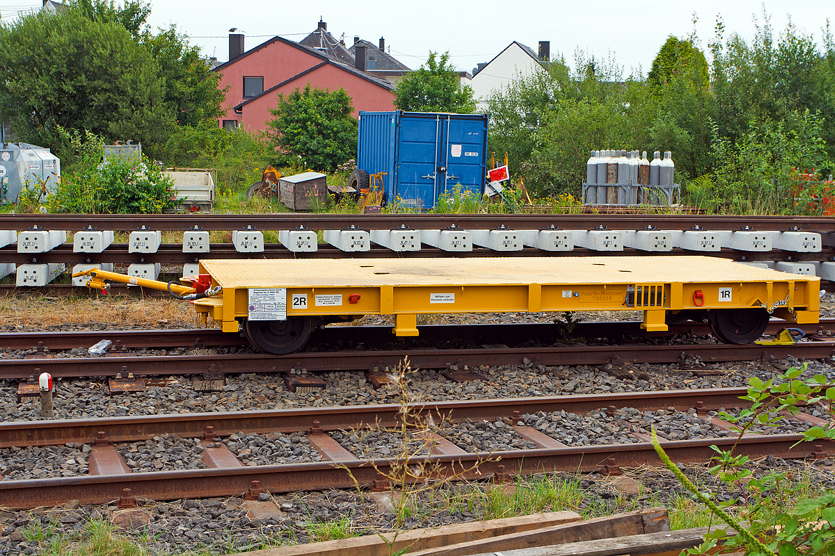 Gleisbauanh�nger T5020-1 (Schienengebundenes Ger�t Registrier Nr. 9983 025) abgestellt am 02.08.2014 beim Bahnhof Siershahn (Westerwald).

Der Wagen kann mit Schottermulden oder anderen Aufbauten durch ISO-Twistlocks genutzt werden. F�r den Material- und Werkzeugtransport sind diverse Zurrpunkte sowie Rungeneins�tze vorhanden. 

Technische Daten:
Hersteller: Rheinische Gleisbautechnik GmbH, Rheine 
Baujahr: 2014 
Fabriknummer: T00019
Achsanzahl: 2 
Raddurchmesser: 500 mm
Spurweite: 1.435 mm
L�nge �ber Kupplung:  
Breite: 2.420 mm
Achsstand: 5.300 mm 
H�he: 575 mm �ber SOK 
Eigengewicht: 3,2 t 
Nutzlast: 19,8 t
H�chstgeschwindigkeit (Hg): 20 km/h (in Kreuzungen und Weichen 10 km/h