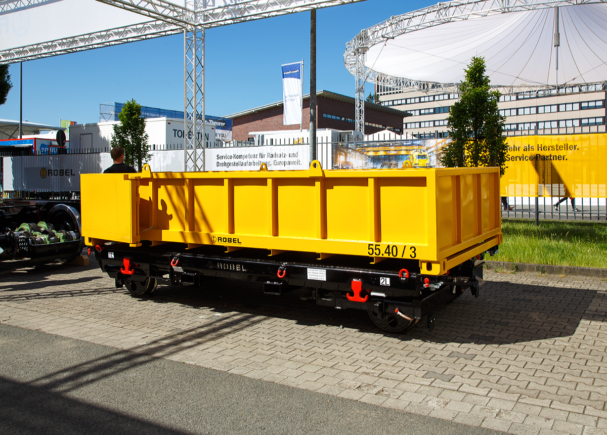 
Gleiskraftwagenanhänger bzw. Baustellenanhänger ROBEL 55.40 / 3 mit Twist-Lock Verriegelung und Stahlmulde mit einseitiger Klappe, präsentiert auf der iaf 2017 in Münster (am 01.06.2017). 

Mit EBA-Zulassung und Einsatzgenehmigung für die Infrastruktur der DB Netz AG sowohl für das Baugleis, als auch für das Betriebsgleis. 

Technische Daten:
Spurweite  1.435 mm
Gesamtlänge inkl. Rockingerkupplung  ca. 4.700 mm
Rahmenoberkante: ca. 587 mm
Achsabstand  3.400 mm
Eigengewicht:  3.300 kg
Max. Zuladung  20 t
Rad-Durchmesser neu/abgenutzt  500 / 480 mm
Min. befahrbarer Horizontalradius  80 m
Zulässige Höchstgeschwindigkeit:  ca. 20 km/h