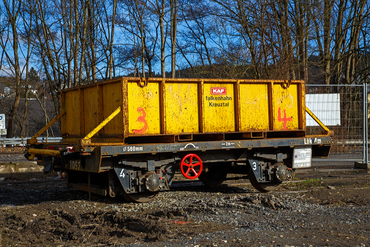 Gleiskraftwagenanhänger GKW-A mit aufgesetzter Mulde, Kleinwagen-Nr. 34.1.36785, der Fa. KAF Falkenhahn Bau AG (Kreuztal) abgestellt am 05.02.2017 beim Bahnhof Betzdorf (Sieg).

TECHNISCHE DATEN:
Spurweite: 1.435 mm (Normalspur)
Länge über Kupplung: 4.000 mm
Achsabstand: 2.000 mm
Laufraddurchmesser: 560 mm
Eigengewicht:  3,4 t    
Nutzlast: 8 t
Hg: 20 km/h
