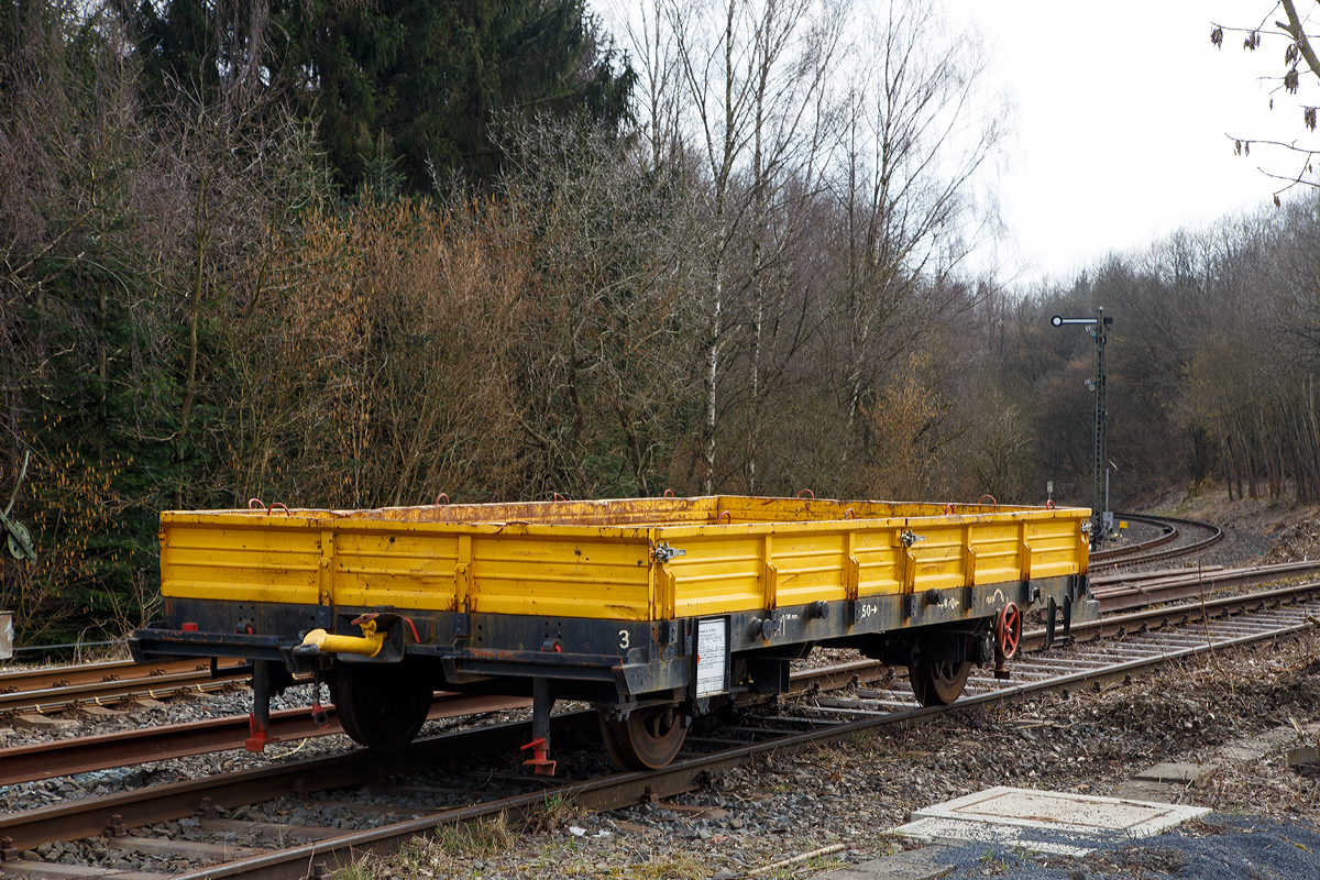 Gleiskraftwagenanh�nger Kla 03, Kleinwagen Nr. 03 0592 5 der Hering Bahnbau GmbH (Burbach-Holzhausen), ex DB 03 0592, abgestellt am 13.03.2016 in Westerburg. 

Gebaut wurde der Anh�nger 1975 von der Firma F.X. K�gel GmbH & Co. Fahrzeugwerke Werk B�ckeburg.

Technische Daten:
Spurweite: 1.435 mm
L�nge �ber Kupplung: 6.500 mm
Achsabstand: 3.700 mm
Eigengewicht: 4.200 kg
Nutzlast: 10,0 t
Zul. Anh�ngelast: 32 t
H�chstgeschwindigkeit: 70 km/h 