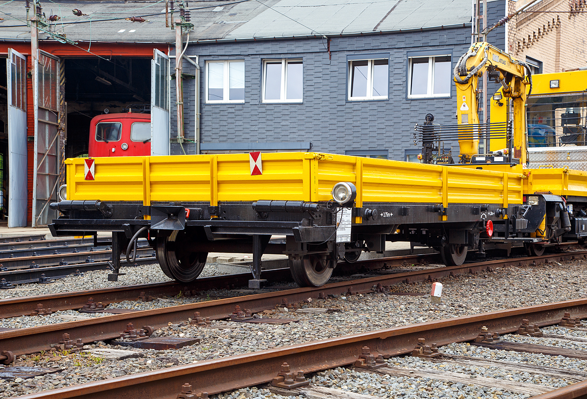 
Gleiskraftwagenanhänger Kla 03, Schweres Nebenfahrzeug Nr. 99 80 9783 060-3 D-KAF, der KAF Falkenhahn Bau AG (Kreuztal), ex ESG Kla 03-011, ex DB Kla 03-0611, ausgestellt am 27.07.2018 im Südwestfälische Eisenbahnmuseum in Siegen. Der Kla 03 der Bauart 2, wurde 1975 von Kögel unter der Fabriknummer 41-01531 gebaut.

TECHNISCHE DATEN:
Spurweite: 1.435 mm
Anzahl der Achsen: 2
Eigengewicht: 7.000 kg
Nutzlast: 7.200 kg
Zul. Anhängelast: 30 t
Länge über Puffer: 6.280 mm
Achsabstand: 3.750 mm
Bremse: WA
Zul. Geschwindigkeit (Hg): 70 Km/h  