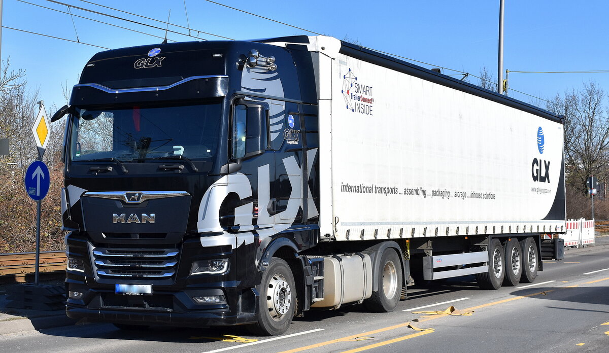 GLX Logistik AG mit einem Sattelzug mit optisch auffälliger neuer MAN TGX Zugmaschine am 03.03.25 Berlin Marzahn.