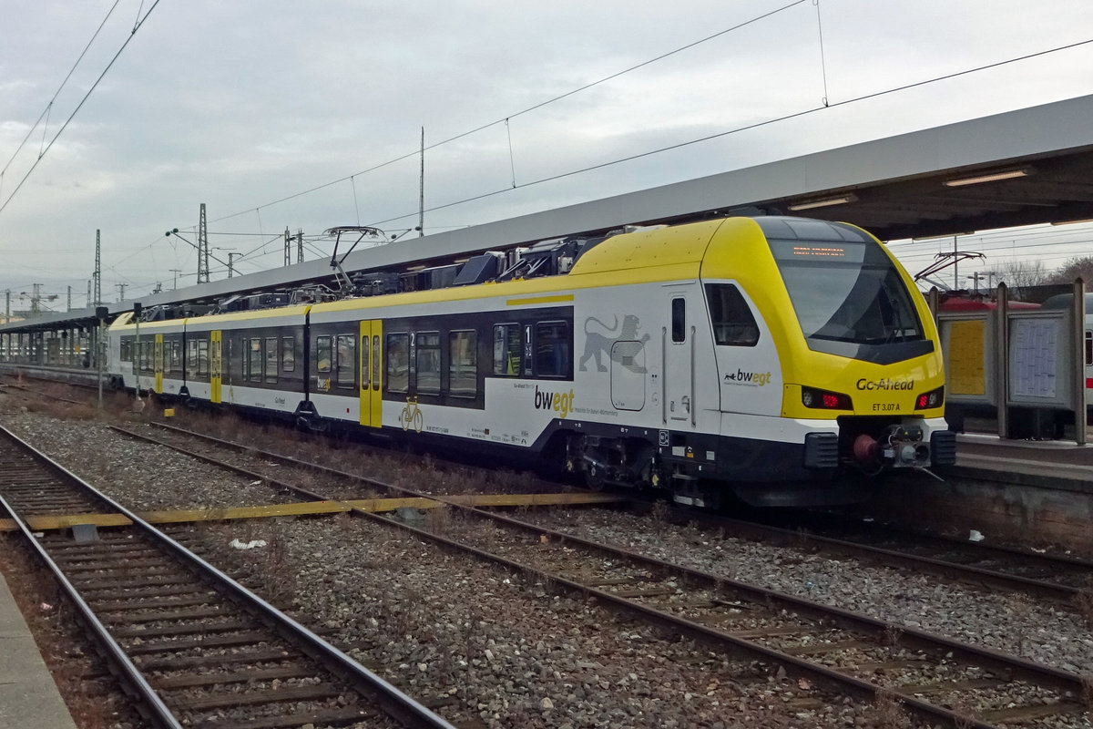 Go-Ahead ET3-07 verl�sst am 3 Januar 2020 Stuttgart Hbf.