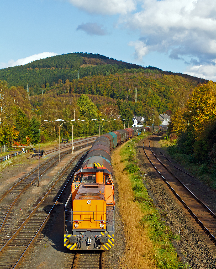 
Goldner Oktober.....
Die Lok 42 (92 80 1277 902-3 D-KSW) der KSW (Kreisbahn Siegen-Wittgenstein) fährt am 14.10.2014 mit ihrem langen Übergabezug von Herdorf in Richtung Betzdorf/Sieg los.

Die Lok ist Vossloh MaK G 1700 BB sie wurde 2001 unter der Fabriknummer 1001108 bei Vossloh gebaut, und war die erste gebaute G 1700 BB.
