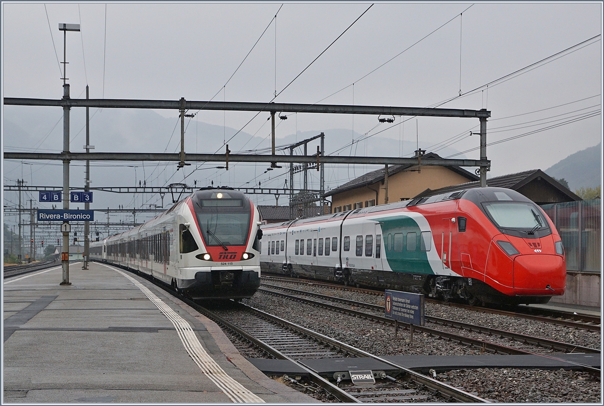 Gotthard-Reisezüge aus dem Hause Stadler in Riviera Bironico: Während der SBB RABe 501 004 (UIC 93 85 0501 004-2 CH-SBB)  Giruno  zu Testfahren hier verweilt, sind zwei Tilo RABe 524 als RE 25082 von Milano nach Erstfeld unterwegs.
 1. Oktober 2018