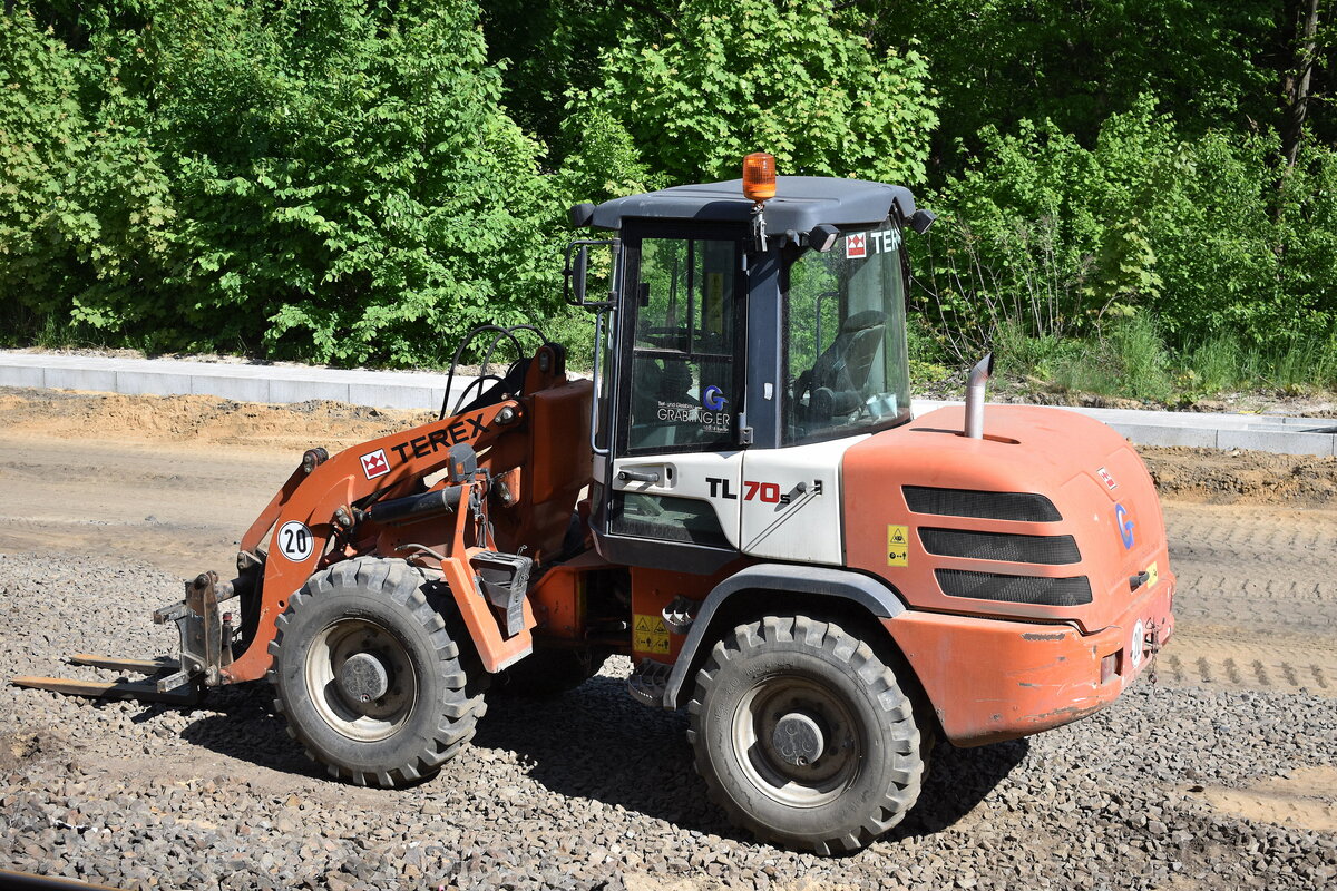 GRAB.ING.ER - Tiefbau und Gleisbau GmbH - Berlin mit diesem TEREX TL70 Radlader am 05.05.25 Bahnbaustelle (Brückenneubau) am S-Bahnhof Berlin Buch.