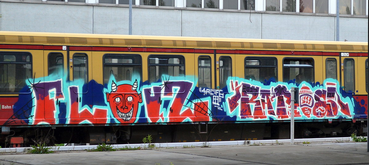 Graffiti gesichtet am 13.05.17 an einer S-bahn im Bf. Flughafen Berlin-Schönefeld.